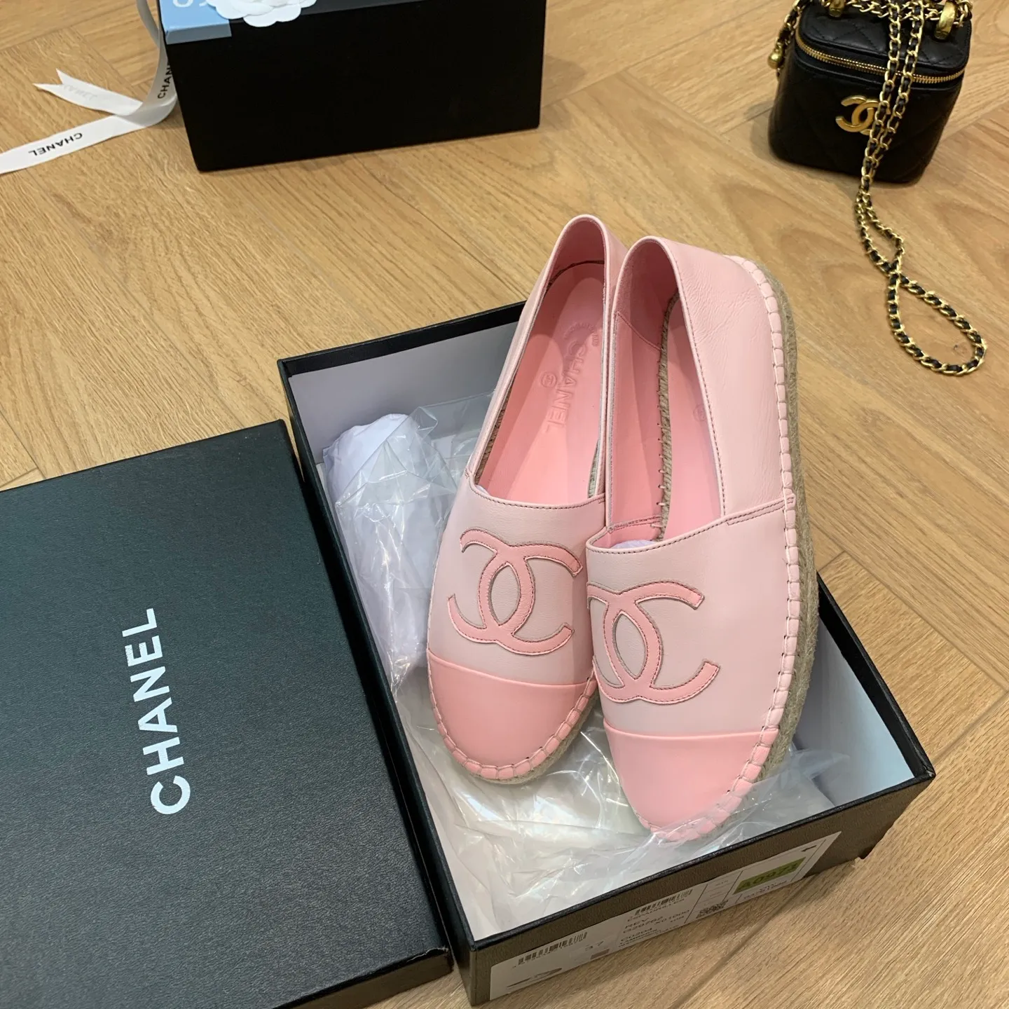 👟👟Ex-factory price 440👟👟 👑New colors are coming ✌️New version of Chanel fisherman shoes is coming❗️Delivered in a full set of top-notch packaging. The quality of my fisherman shoes has not been introduced much, everyone who has had them knows it! The original customized upper, and my outsole is the original translucent outsole, the opaque outsole is the wrong version, full set of authentic packaging ❗️ size: 35-40, running price